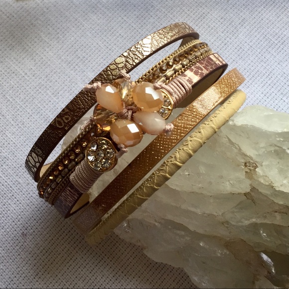 Jewelry - PRICE DROP! leather & Crystal magnet bracelet